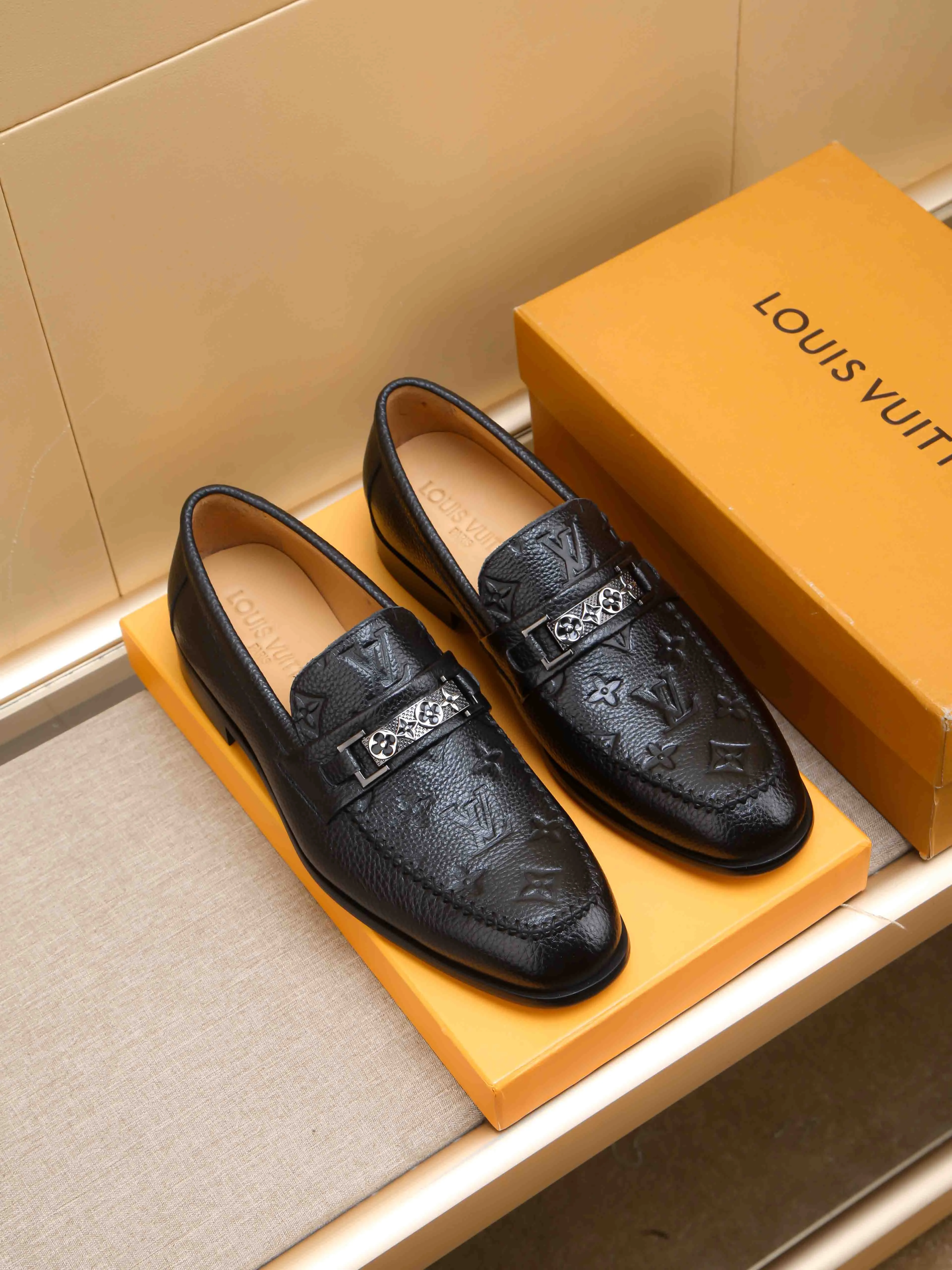 Men's shoes 💰 460 💰 Louis Vuitton LV ® 🆕 model 🔛Full shoe counter, first layer cowhide, 🐂leather lined casual shoes for men, super soft outsole, essential for driving. Counter synchronization, original first layer cowhide, completely 1:1 mold customization🌹top version, color optional! Number: 39-44 (customized at 38.45)